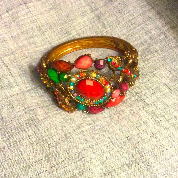 Accessories - Cuff bracelet, hinged.